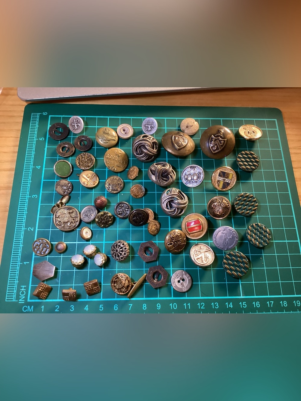 83 grams of vintage to now misc assorted sewing buttons